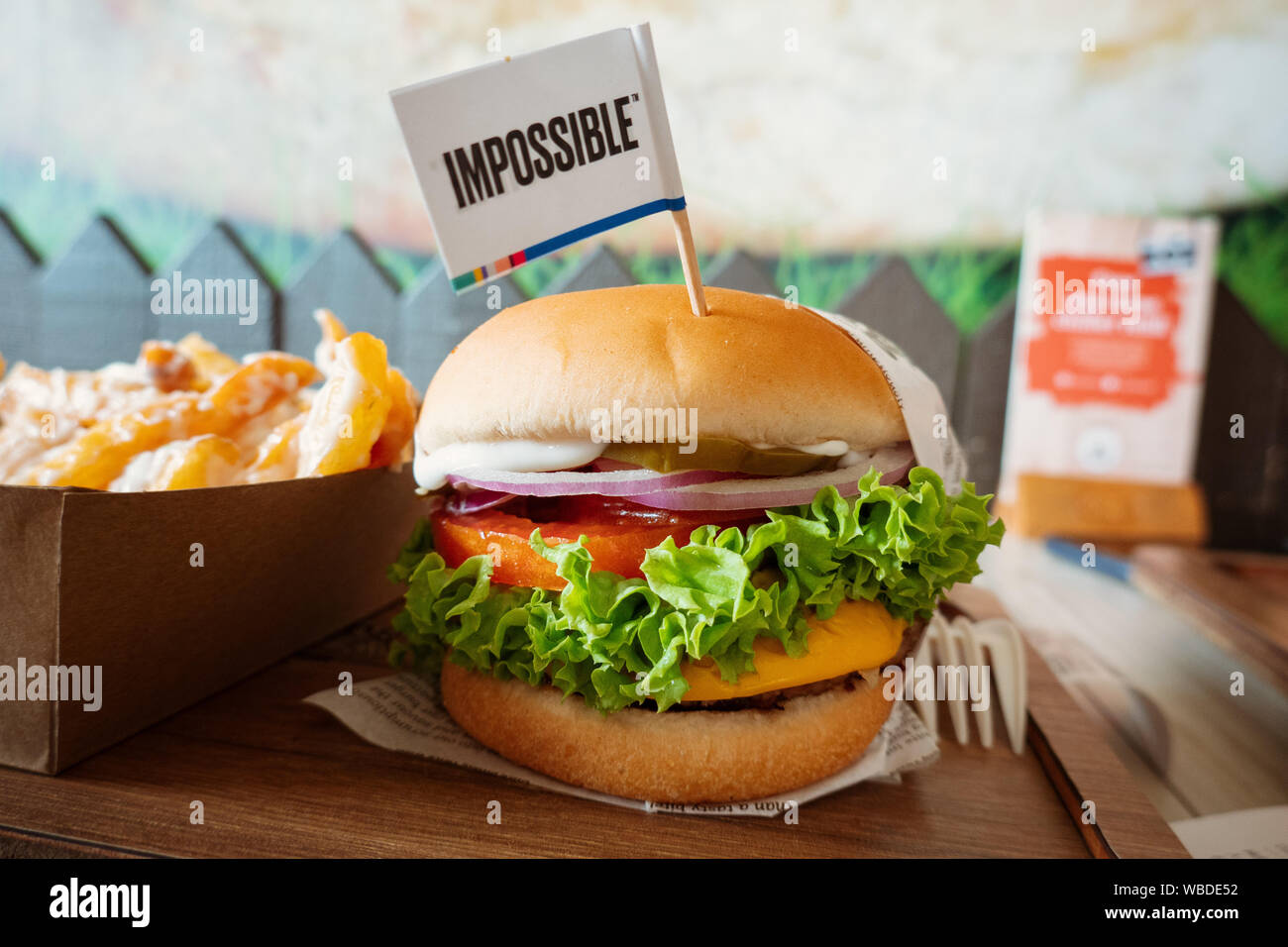 Une Impossible™ burger servi parfaitement à l'VeganBurg. 100 % végétale patty, laitue, tomates, fromage, oignon, cornichon, les sauces. Banque D'Images Une Impossible™ burger servi parfaitement à l'VeganBurg. 100 % végétale patty, laitue, tomates, fromage, oignon, cornichon, les sauces. Banque D'Images