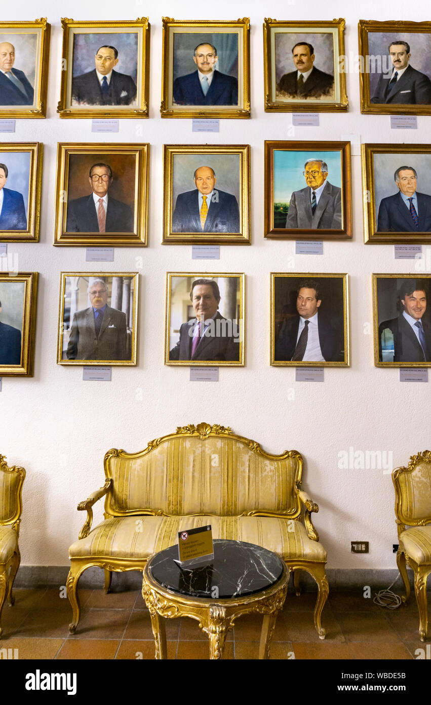 Les anciens Présidents de l'assemblée régionale sicilienne, ARS, affiché dans le hall de l'assemblée législative dans le Palazzo dei Normanni, Norman Palace, Banque D'Images