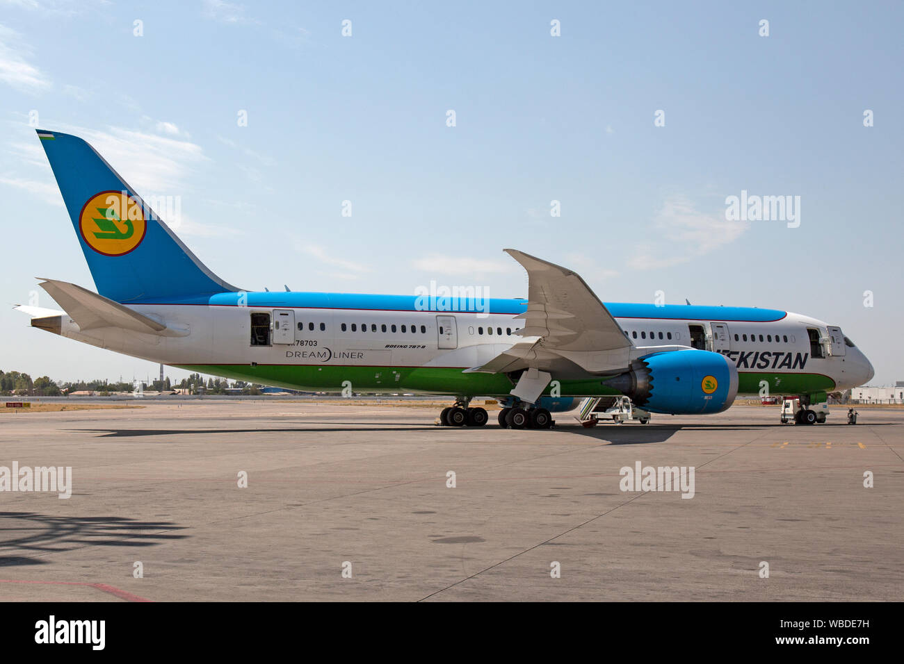 Un Boeing 787 Dreamliner appartenant à Uzbekistan Airways, à l'aéroport de Tachkent en Ouzbékistan. Banque D'Images