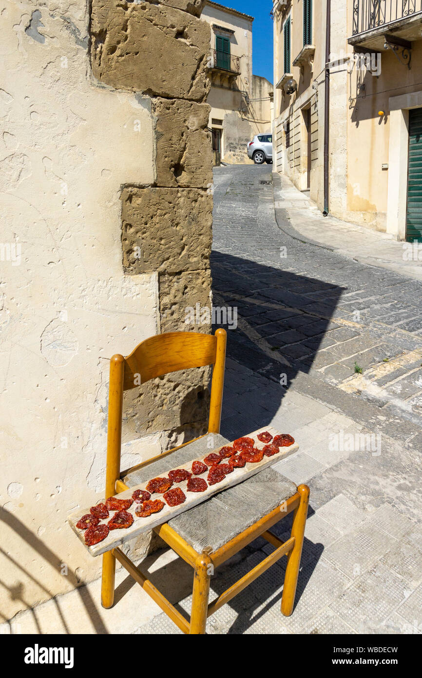 Les tomates séchant au soleil dans la vieille ville baroque de Noto dans le sud-est de la Sicile. Italie Banque D'Images