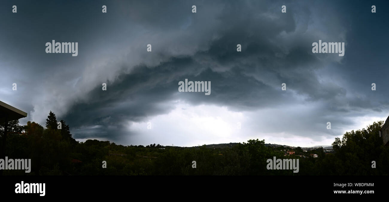 Barrière de nuages inquiétants et spectaculaire Banque D'Images