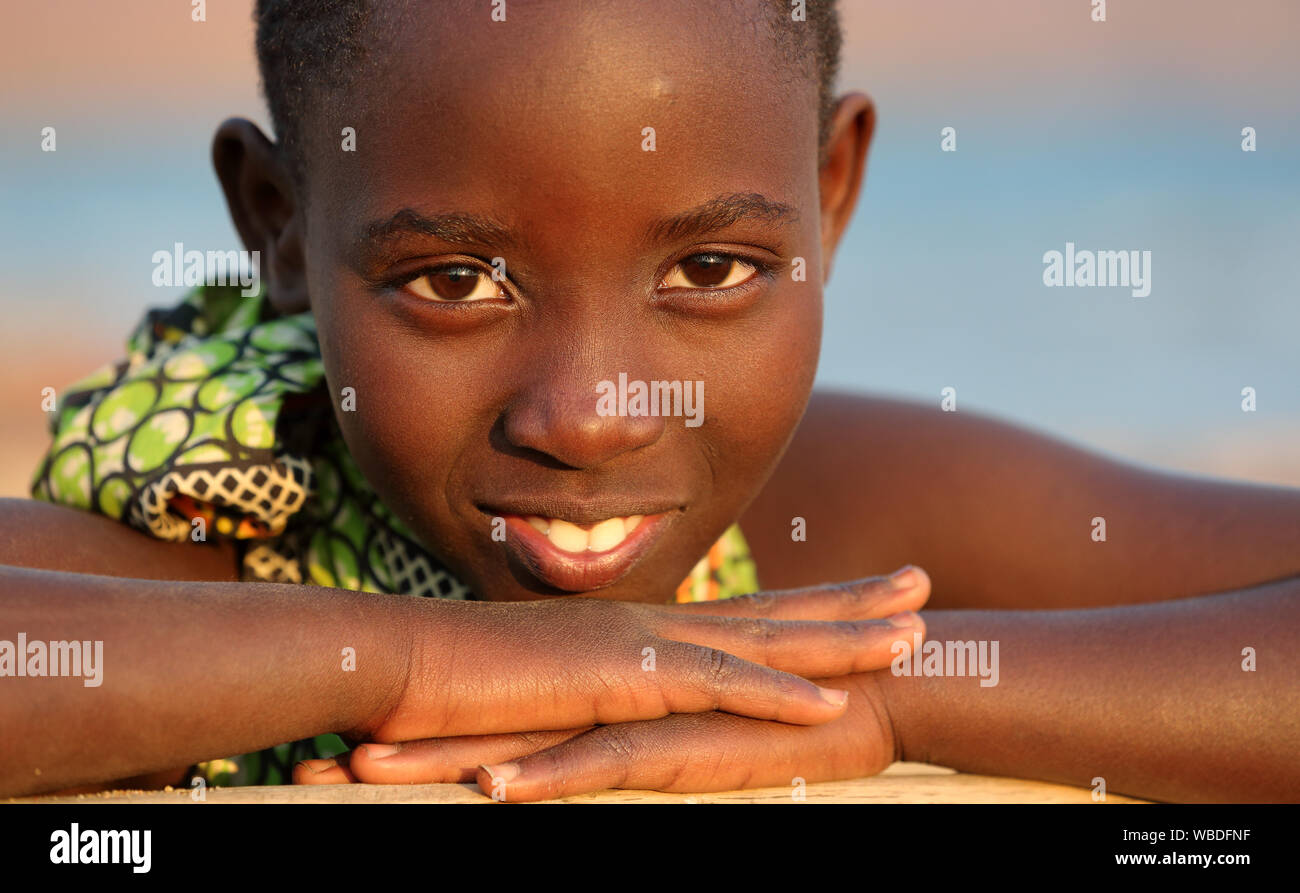 Belle fille à l'école primaire à Kigoma, Tanzanie Banque D'Images