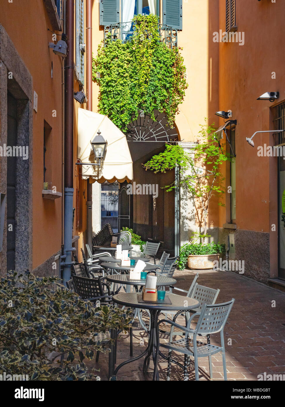 Allée lumineuse avec table d'extérieur, côme - Italie Banque D'Images
