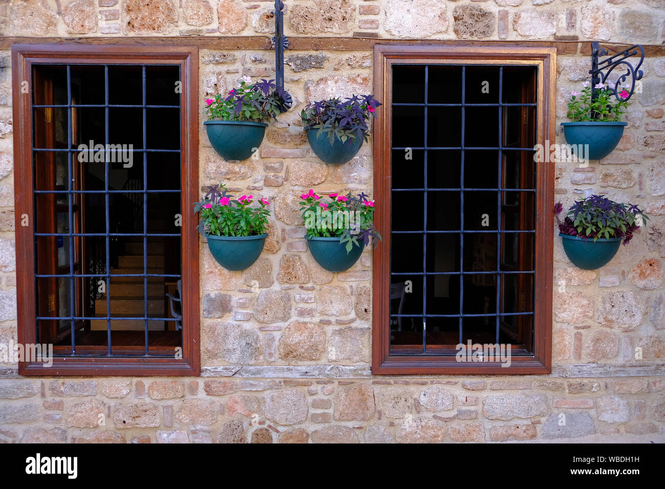 Vieilles maisons décorées de fleurs à Antalya Banque D'Images