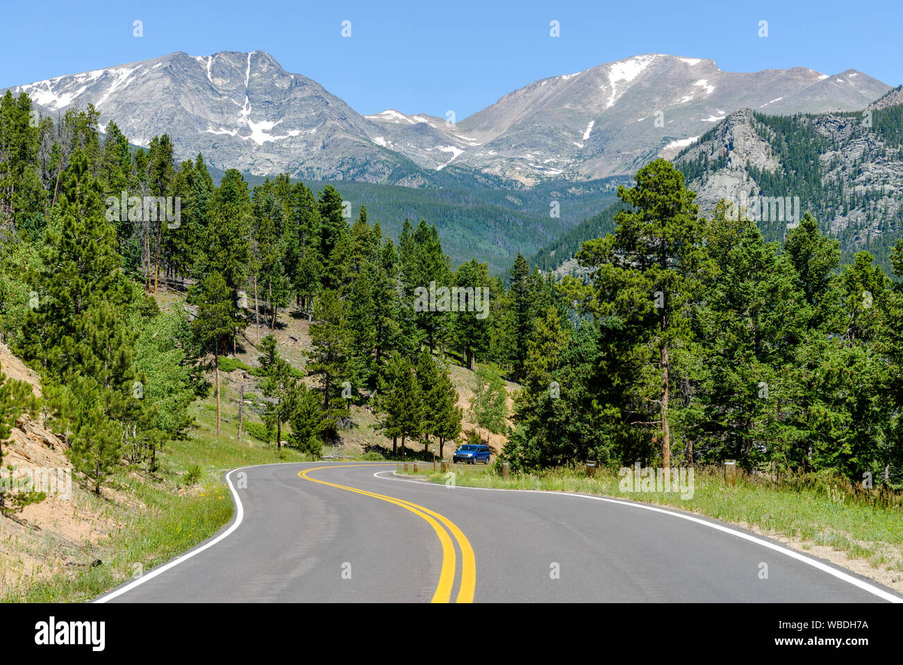 Route de montagne d'été - une vue d'été de l'enroulement de Fall River Road, avec de hauts sommets imposants gamme maman en arrière-plan, Rocky Mountain National Park. Banque D'Images