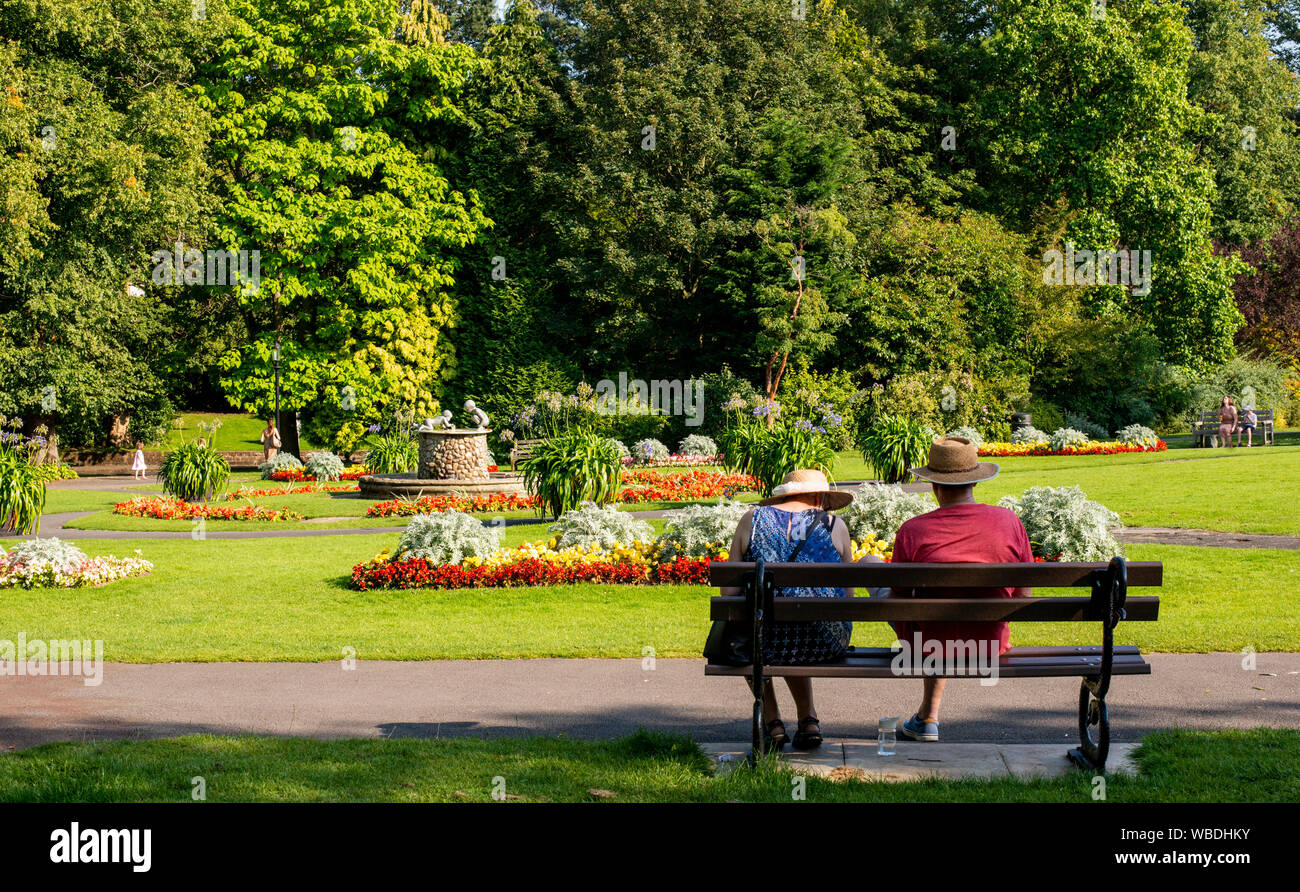 Les femmes reposant sur banc de parc sur très chaud, Bank Holiday Monday, Valley Gardens, Harrogate, Royaume-Uni, le 26 août 2019 Banque D'Images