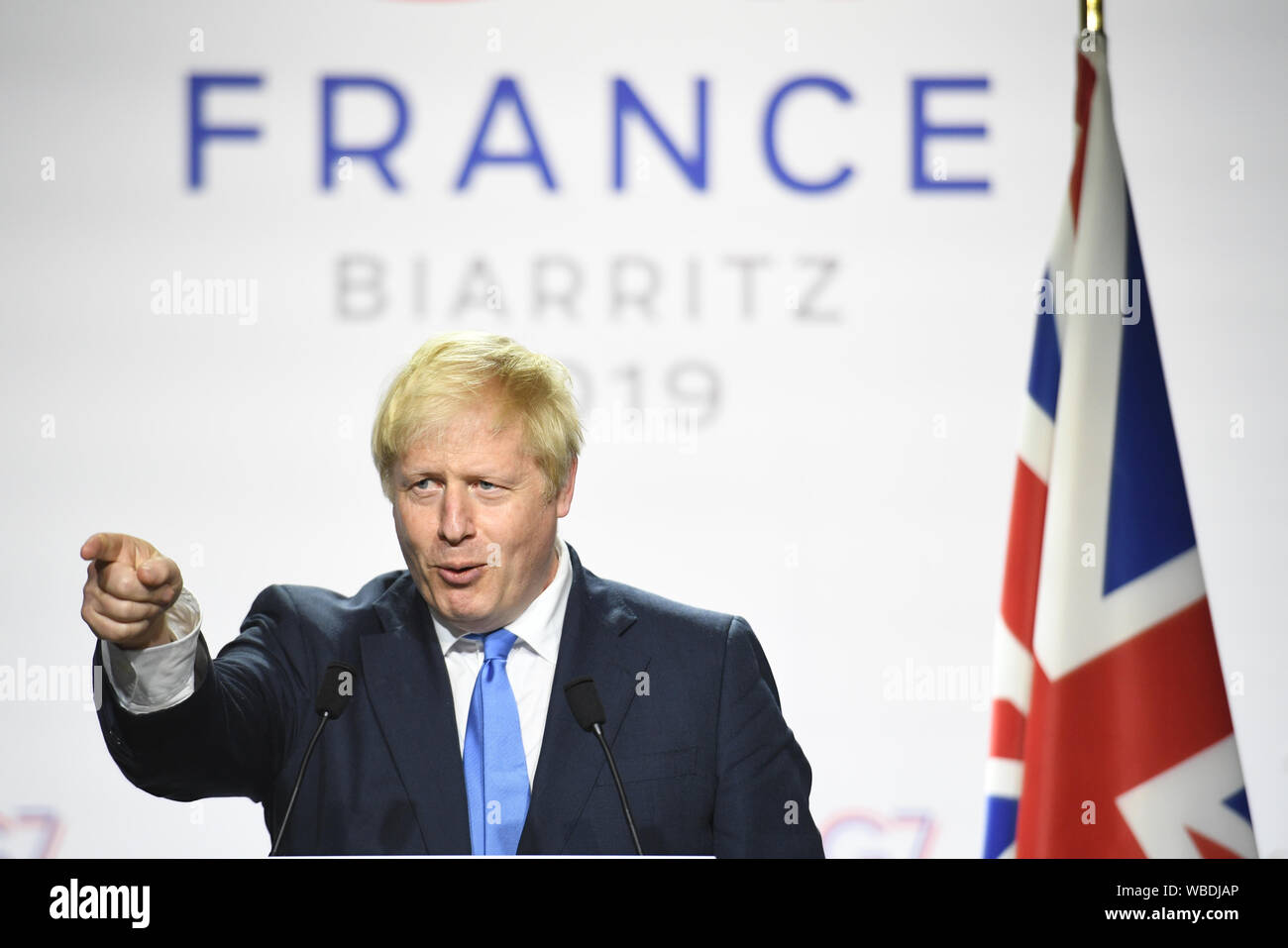 Premier ministre Boris Johnson lors d'une conférence de presse à l'issue du sommet du G7 de Biarritz, France. Banque D'Images