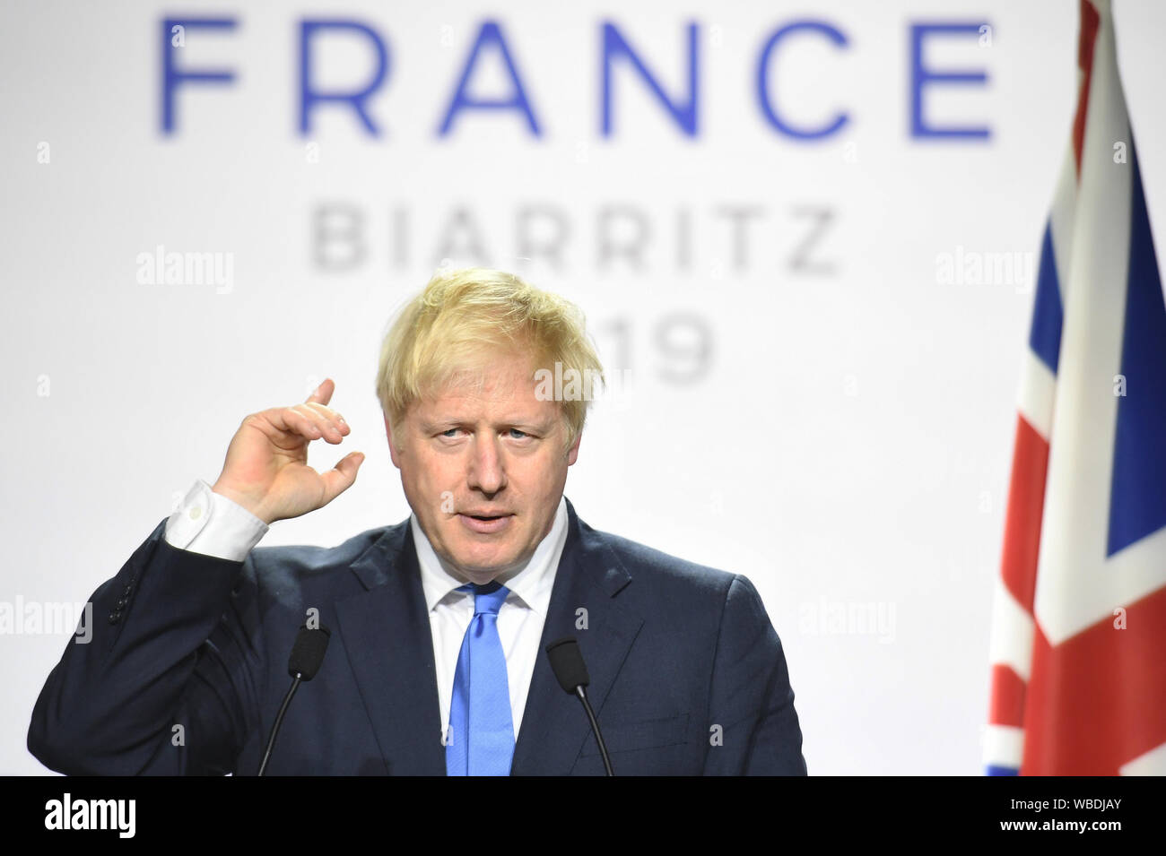 Premier ministre Boris Johnson lors d'une conférence de presse à l'issue du sommet du G7 de Biarritz, France. Banque D'Images