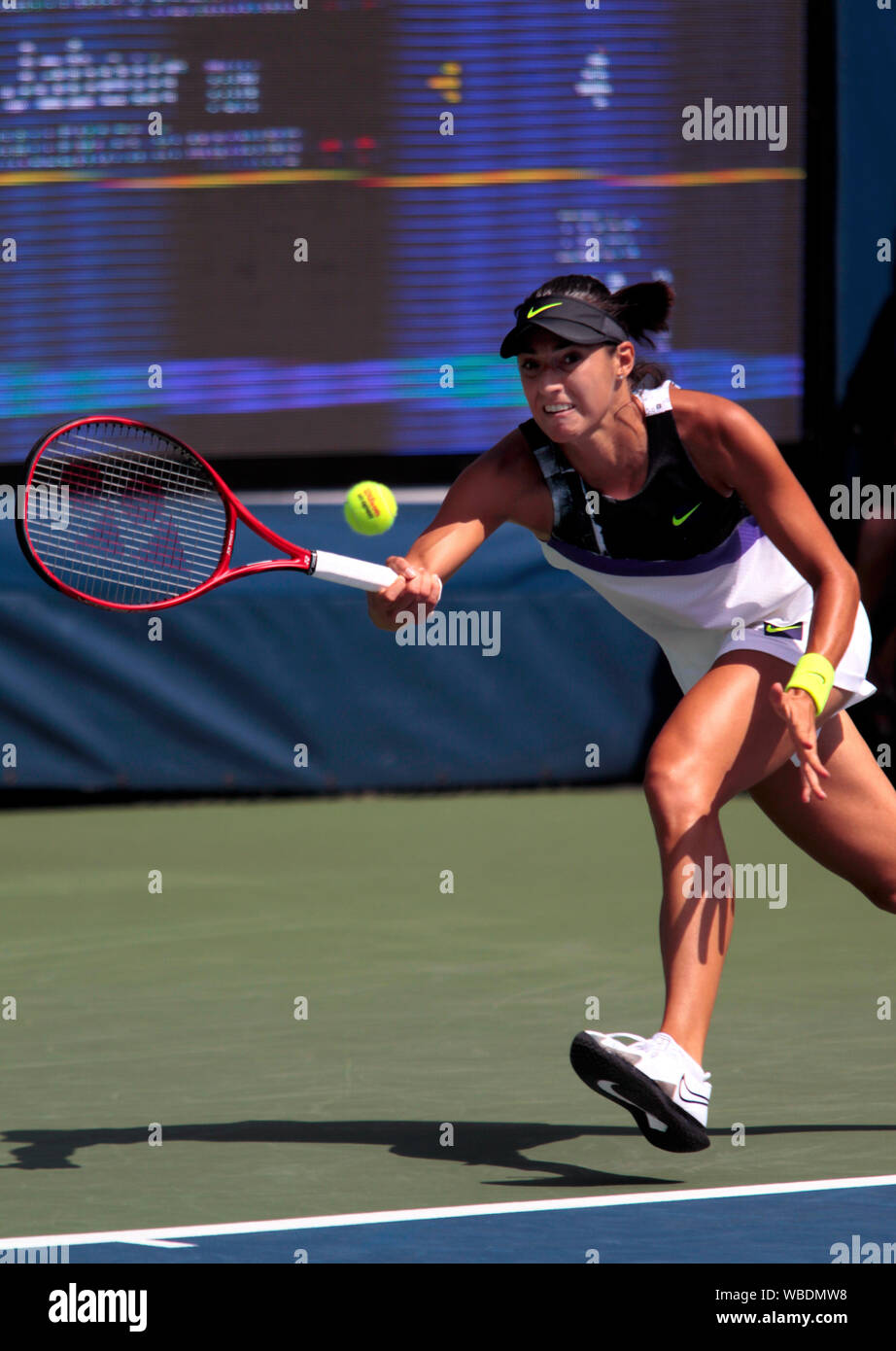 New York, USA. Août 26, 2019. Flushing Meadows, New York, USA. 26 août, 2019. Caroline Garcia, de la France, le nombre de semences 27 en action contre la Tunisie de Ons Jabeur en action premier tour à l'US Open. Garcia a perdu le match en 5 sets. Crédit : Adam Stoltman/Alamy Live News Crédit : Adam Stoltman/Alamy Live News Banque D'Images