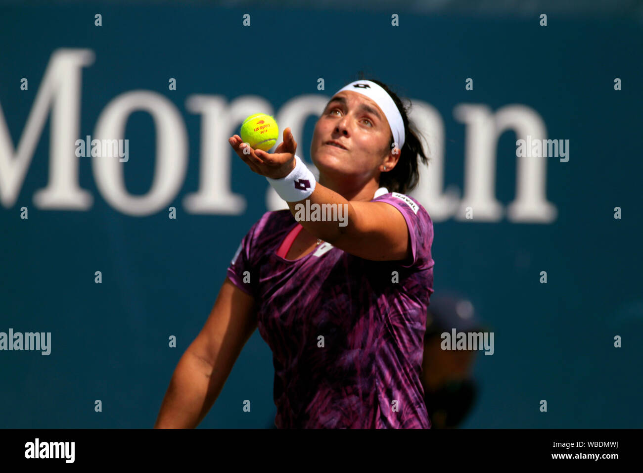 New York, USA. Août 26, 2019. Flushing Meadows, New York, USA. 26 août, 2019. D'ons Jabeur Tunisie servant à Caroline Garcia, de la France, le nombre de semences 27 au cours de l'action premier tour à l'US Open à Flushing Meadows, New York. Jabber a remporté le match en 5 sets. Crédit : Adam Stoltman/Alamy Live News Crédit : Adam Stoltman/Alamy Live News Banque D'Images