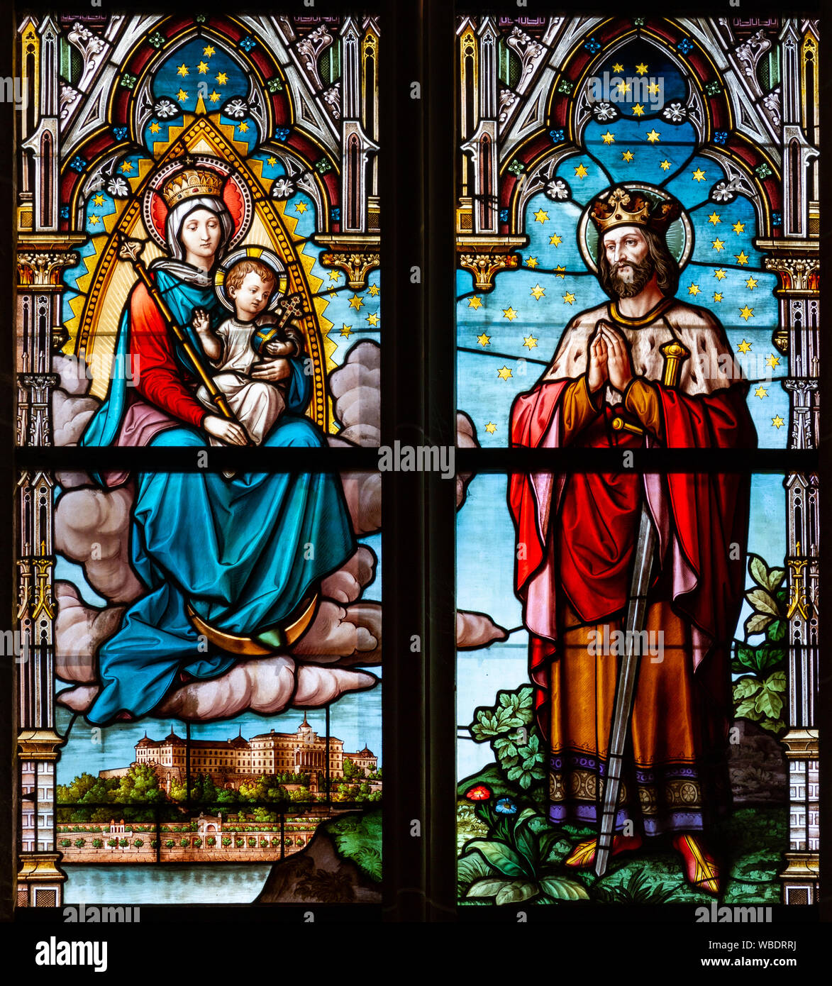 Vitrail représentant la Vierge Marie avec l'enfant Jésus et le roi Saint Étienne Ier dans la cathédrale Sainte-Élisabeth (Dóm svätej Alžbety). Banque D'Images