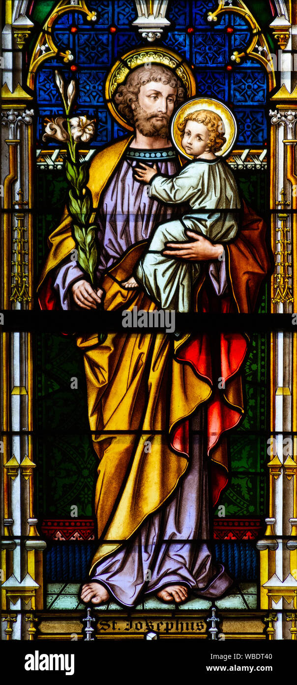 Vitrail représentant Saint Joseph avec l'enfant Jésus dans la cathédrale Sainte-Élisabeth (Dóm svätej Alžbety) à Košice, Slovaquie. Banque D'Images Vitrail représentant Saint Joseph avec l'enfant Jésus dans la cathédrale Sainte-Élisabeth (Dóm svätej Alžbety) à Košice, Slovaquie. Banque D'Images
