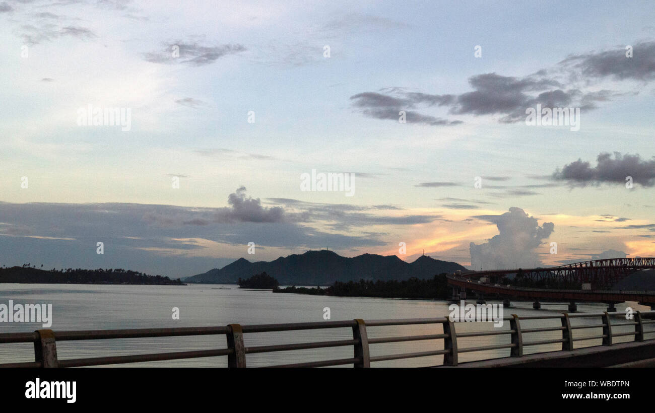 La conduite sur le Pont San Juanico vers Leyte Banque D'Images