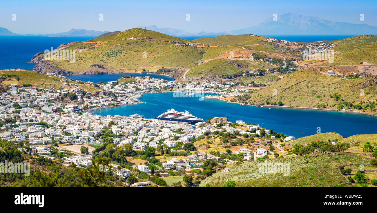 Paysage panoramique du port de Patmos île grecque. Banque D'Images