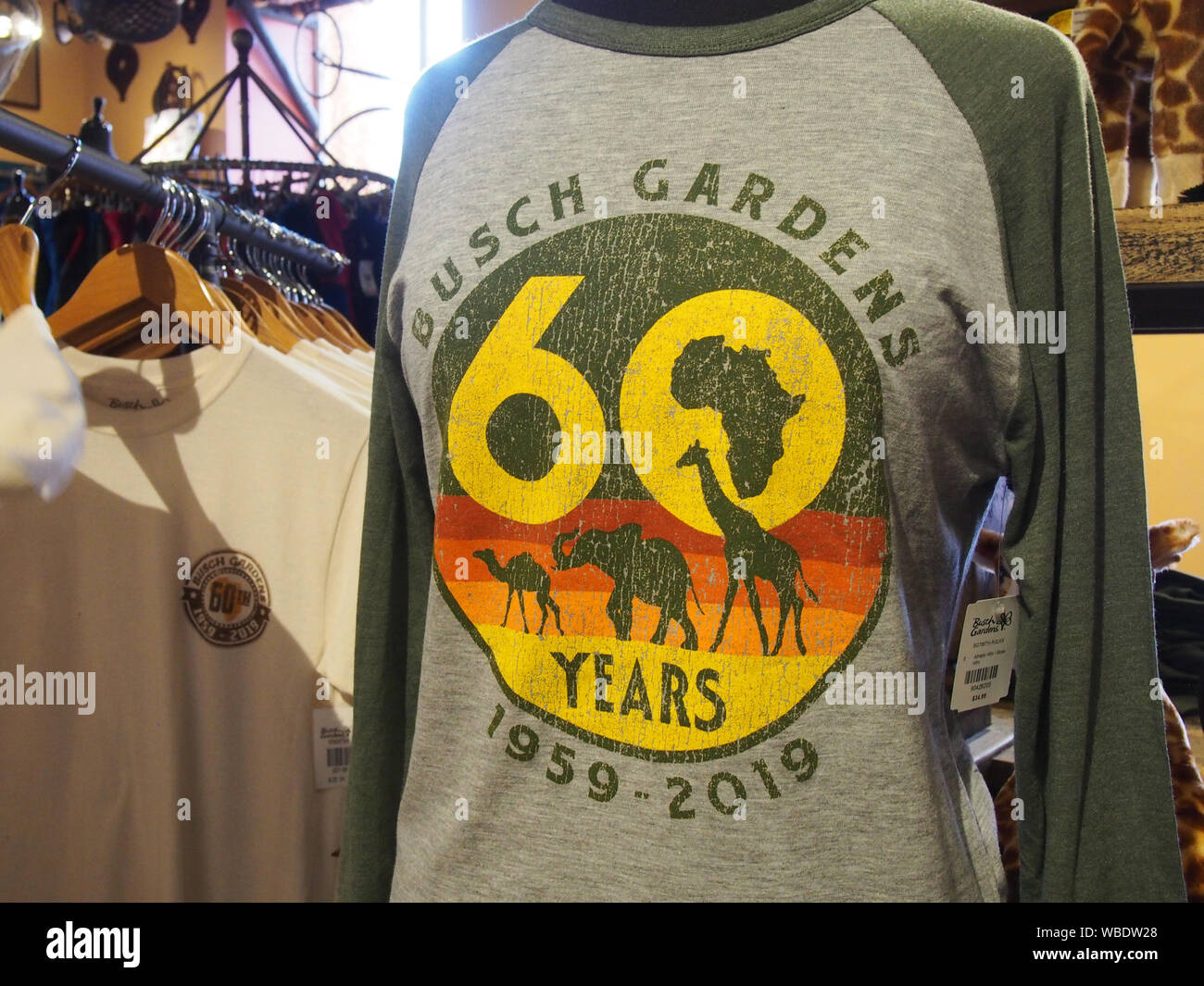 Busch Gardens Tampa 60e anniversaire T-shirts en vente à la boutique de souvenirs de la parc à thème, USA, le 20 juin 2019, © Katharine Andriotis Banque D'Images