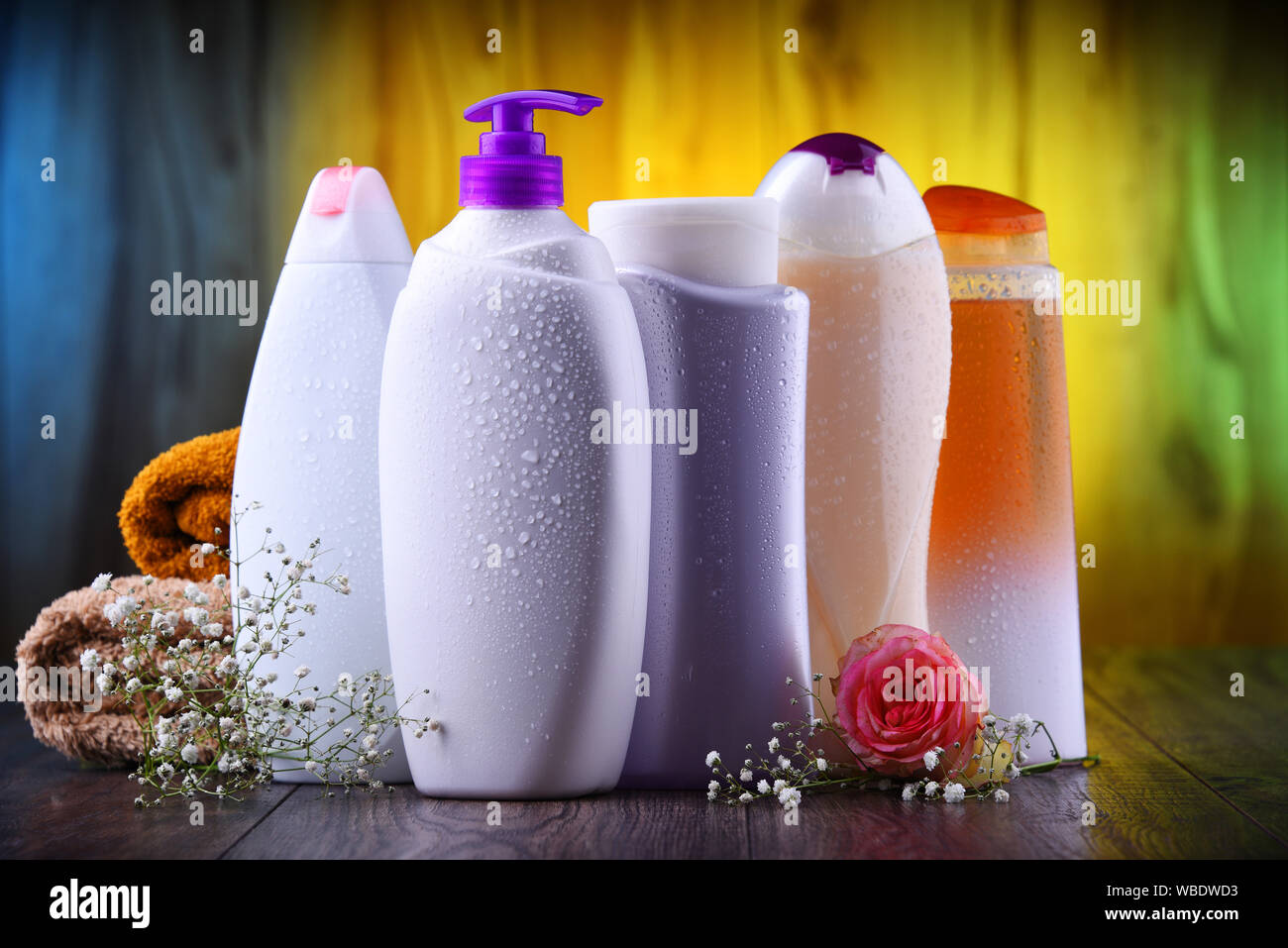 Les bouteilles en plastique de soins du corps et produits de beauté. Banque D'Images