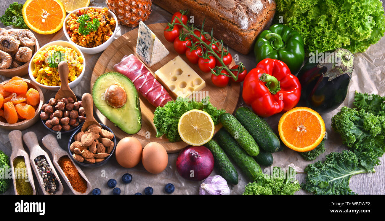 La composition avec un assortiment de produits alimentaires sur table de cuisine. Banque D'Images