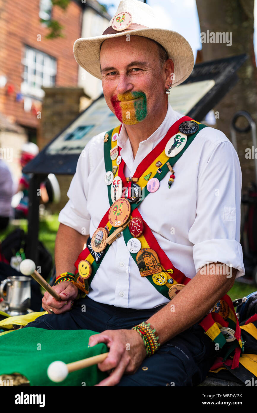 Folk Festival Ale Sandwich et événement au Royaume-Uni. Close up of smiling mature man, à partir de la Rooster Morris, du tambour dans la rue. Eye-contact. Banque D'Images