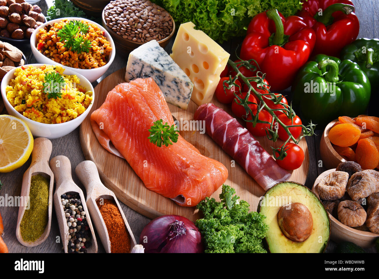 La composition avec un assortiment de produits alimentaires sur table de cuisine. Banque D'Images