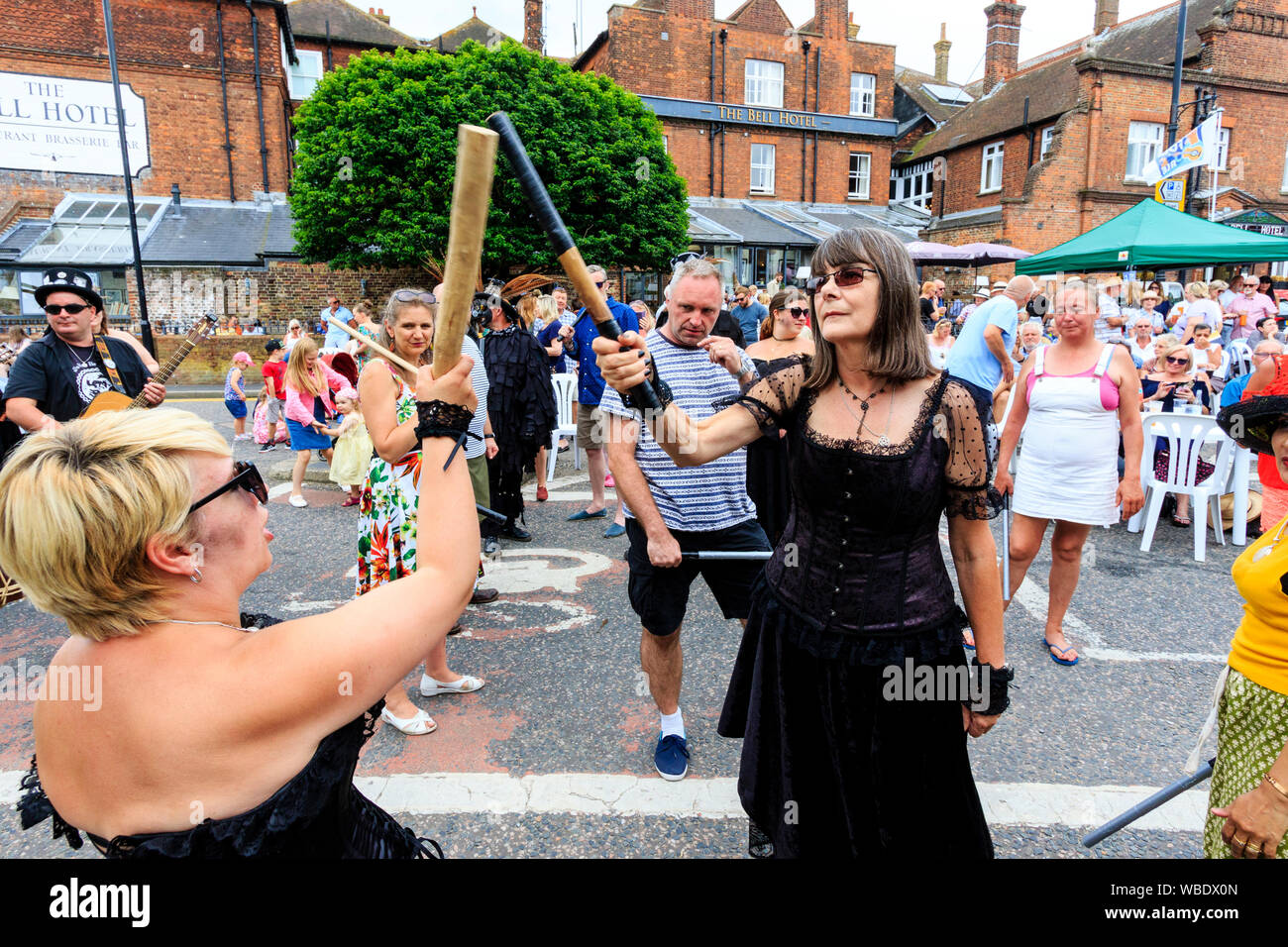 Folk Festival Ale et sandwich. Danse traditionnelle atelier en plein air avec diverses personnes, jeunes et vieux essayant de Morris dance dans la rue. Banque D'Images