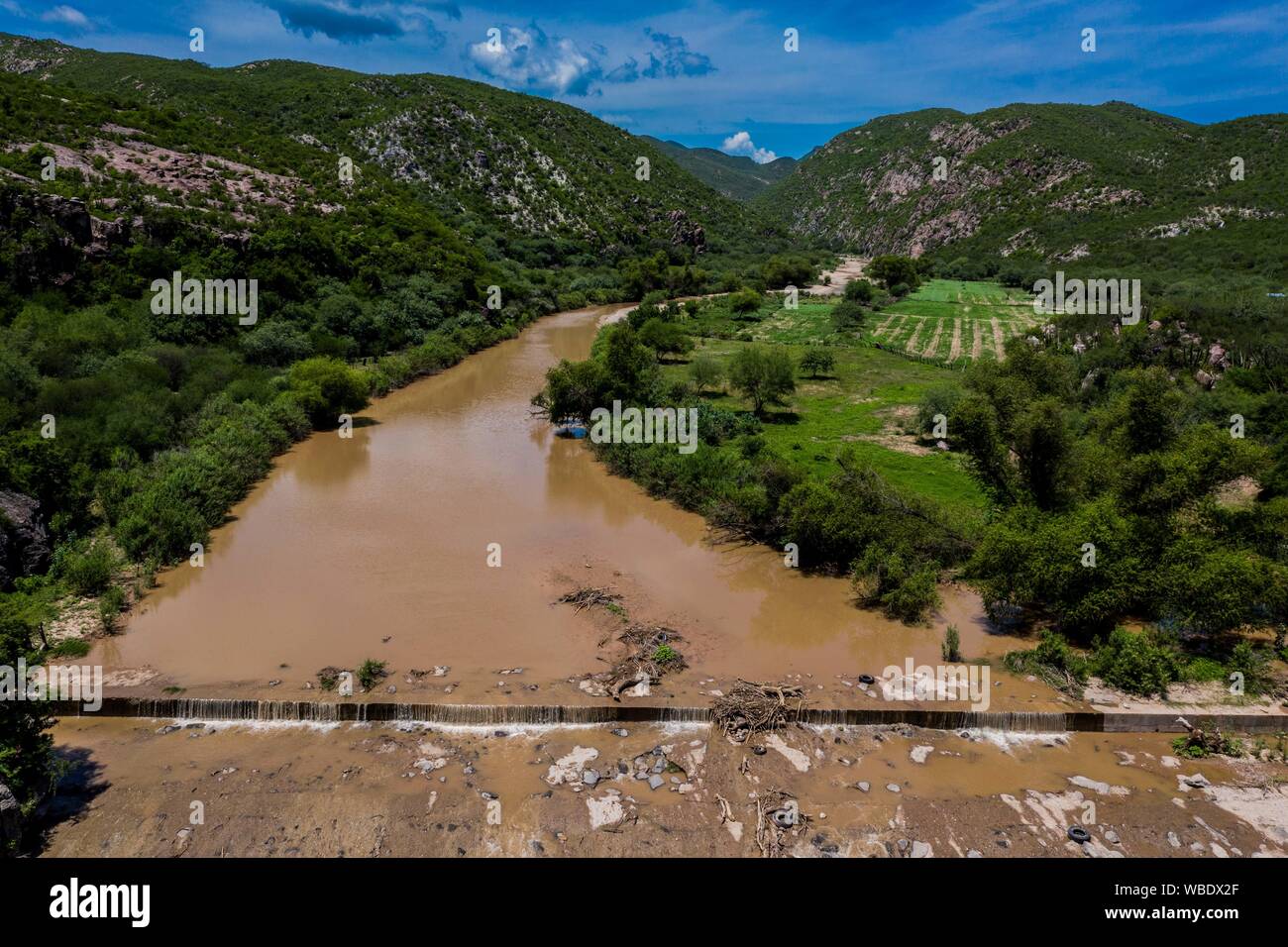 Vue aérienne de la rivière qui traverse la ville de Moctezuma, qui fait partie de la Sierra Itinéraire dans Sonora au Mexique. (© Photo : LuisGutierrez NortePhoto.com) / Vista Aérea de Rio en su paso por el pueblo Moctezuma, qué forma parte de la Ruta de la Sierra en Sonora au Mexique. (© Photo : / LuisGutierrez NortePhoto.com) Moctezuma, Sonora, Mexique, voyages, voyages, Banque D'Images