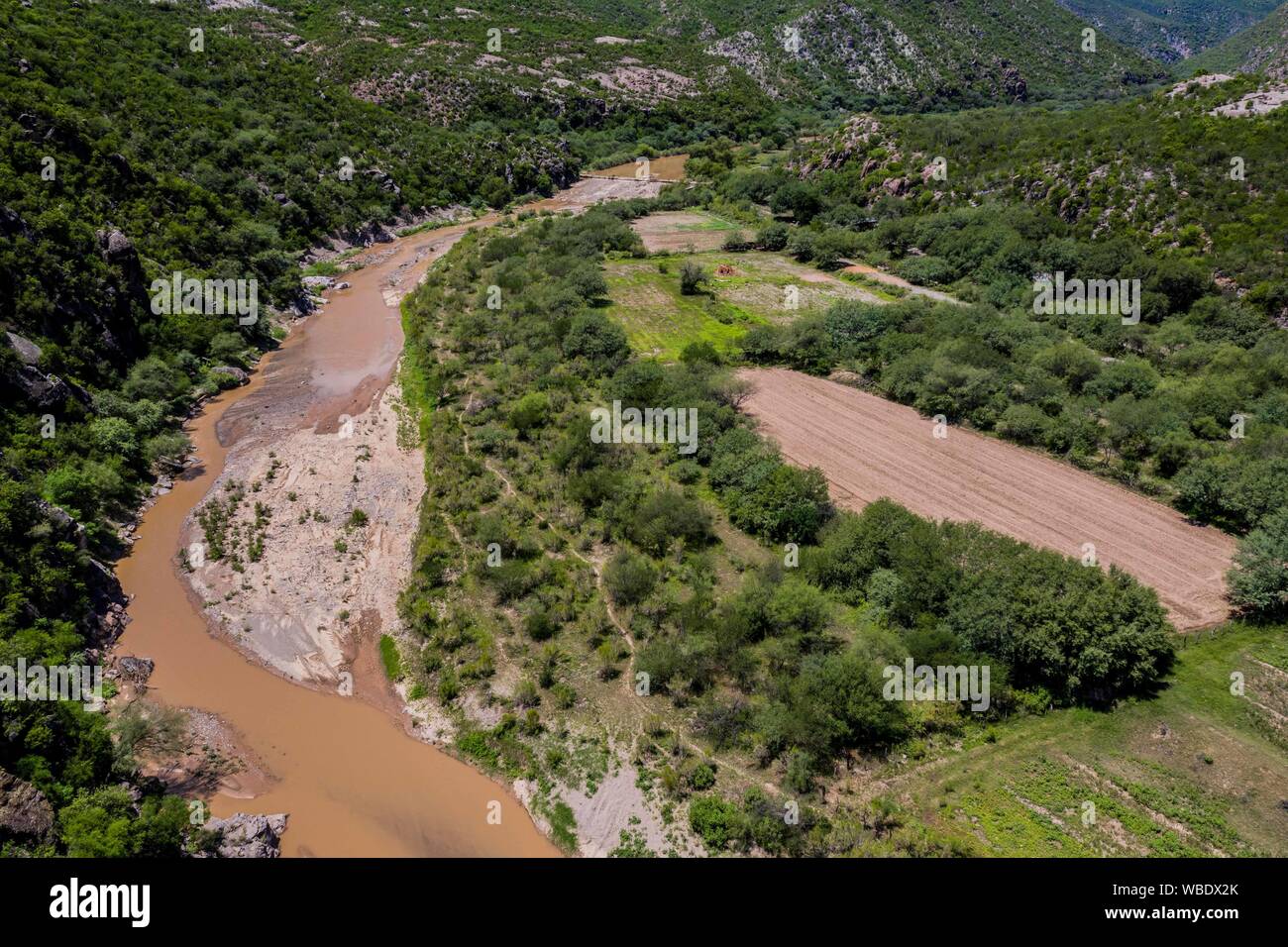 Vue aérienne de la rivière qui traverse la ville de Moctezuma, qui fait partie de la Sierra Itinéraire dans Sonora au Mexique. (© Photo : LuisGutierrez NortePhoto.com) / Vista Aérea de Rio en su paso por el pueblo Moctezuma, qué forma parte de la Ruta de la Sierra en Sonora au Mexique. (© Photo : / LuisGutierrez NortePhoto.com) Moctezuma, Sonora, Mexique, voyages, voyages, Banque D'Images