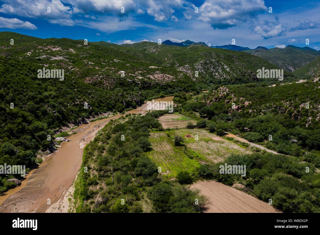 Vue aérienne de la rivière qui traverse la ville de Moctezuma, qui fait partie de la Sierra Itinéraire dans Sonora au Mexique. (© Photo : LuisGutierrez NortePhoto.com) / Vista Aérea de Rio en su paso por el pueblo Moctezuma, qué forma parte de la Ruta de la Sierra en Sonora au Mexique. (© Photo : / LuisGutierrez NortePhoto.com) Moctezuma, Sonora, Mexique, voyages, voyages, Banque D'Images