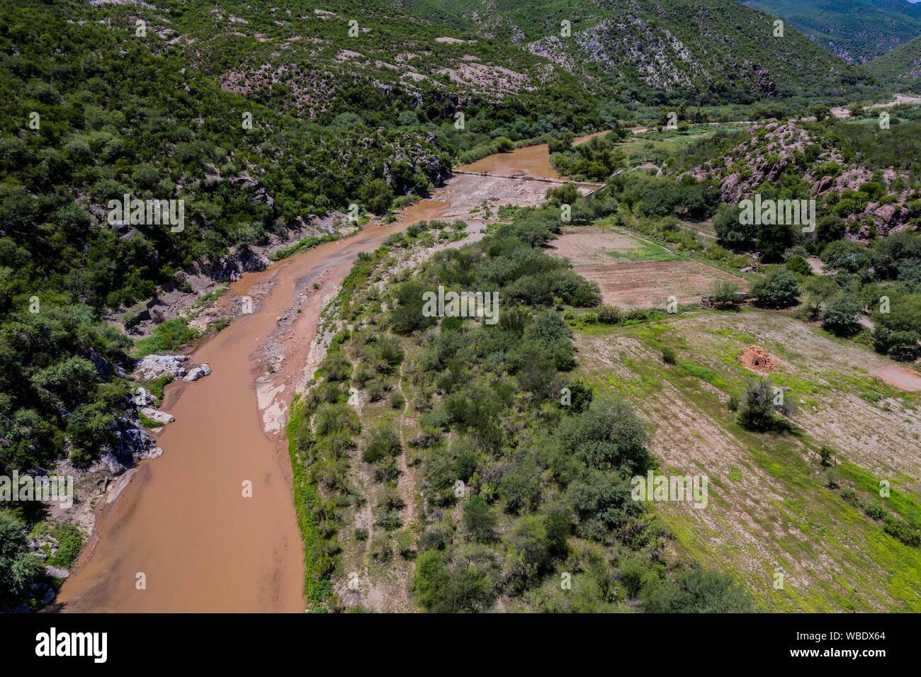 Vue aérienne de la rivière qui traverse la ville de Moctezuma, qui fait partie de la Sierra Itinéraire dans Sonora au Mexique. (© Photo : LuisGutierrez NortePhoto.com) / Vista Aérea de Rio en su paso por el pueblo Moctezuma, qué forma parte de la Ruta de la Sierra en Sonora au Mexique. (© Photo : / LuisGutierrez NortePhoto.com) Moctezuma, Sonora, Mexique, voyages, voyages, Banque D'Images