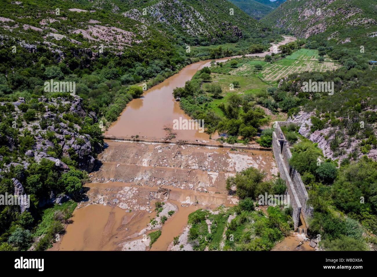 Vue aérienne de la rivière qui traverse la ville de Moctezuma, qui fait partie de la Sierra Itinéraire dans Sonora au Mexique. (© Photo : LuisGutierrez NortePhoto.com) / Vista Aérea de Rio en su paso por el pueblo Moctezuma, qué forma parte de la Ruta de la Sierra en Sonora au Mexique. (© Photo : / LuisGutierrez NortePhoto.com) Moctezuma, Sonora, Mexique, voyages, voyages, Banque D'Images