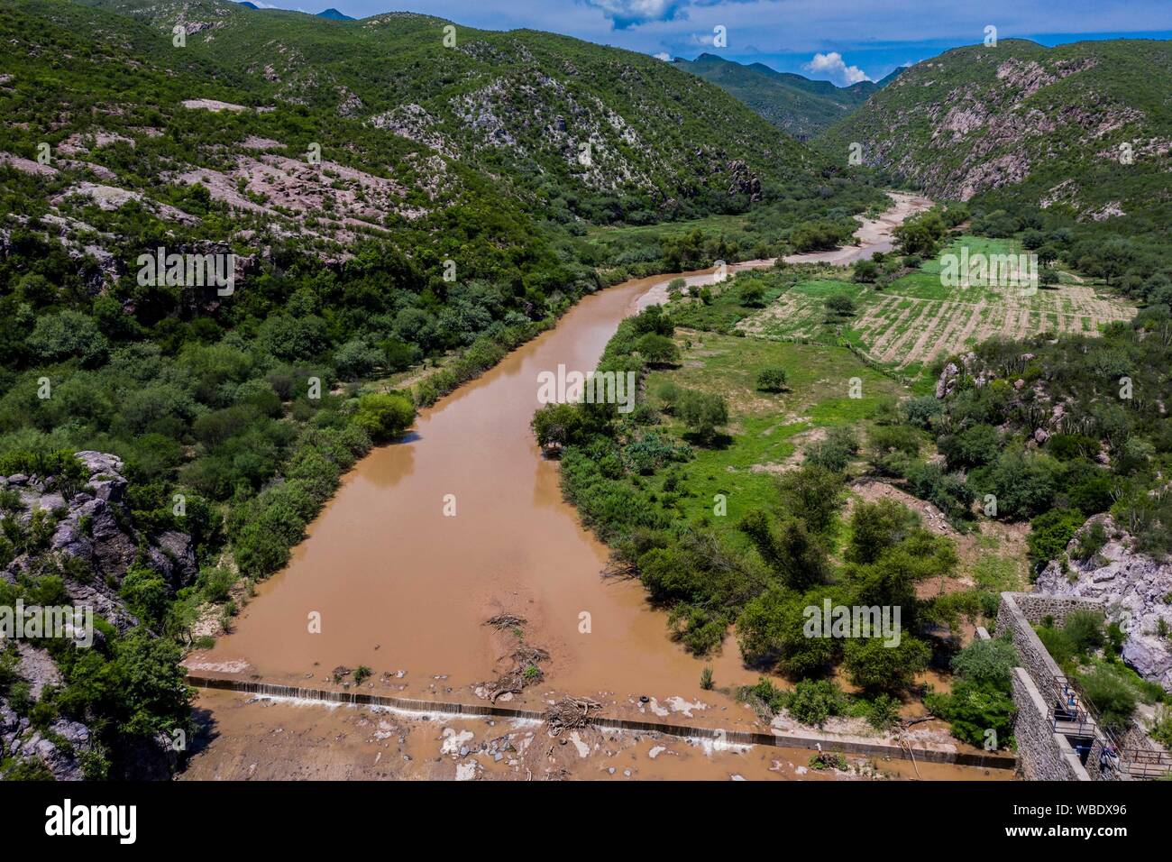 Vue aérienne de la rivière qui traverse la ville de Moctezuma, qui fait partie de la Sierra Itinéraire dans Sonora au Mexique. (© Photo : LuisGutierrez NortePhoto.com) / Vista Aérea de Rio en su paso por el pueblo Moctezuma, qué forma parte de la Ruta de la Sierra en Sonora au Mexique. (© Photo : / LuisGutierrez NortePhoto.com) Moctezuma, Sonora, Mexique, voyages, voyages, Banque D'Images