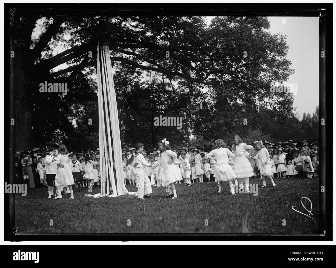 Fête de charité de l'amitié. MAYPOLE DANCE Abstract/moyenne : 1 négatif : vitrage ; 5 x 7 in. ou moins Banque D'Images