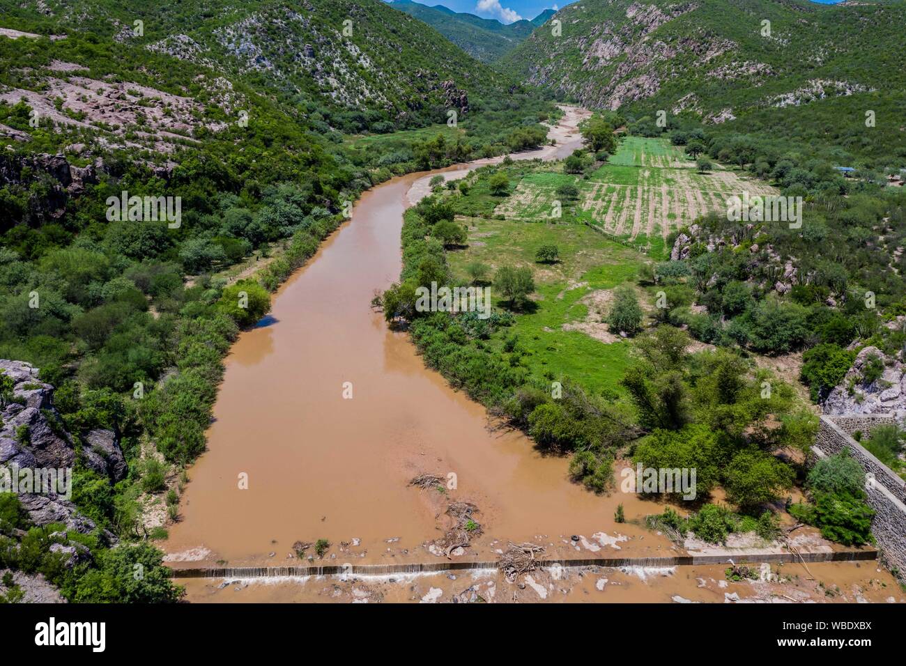 Vue aérienne de la rivière qui traverse la ville de Moctezuma, qui fait partie de la Sierra Itinéraire dans Sonora au Mexique. (© Photo : LuisGutierrez NortePhoto.com) / Vista Aérea de Rio en su paso por el pueblo Moctezuma, qué forma parte de la Ruta de la Sierra en Sonora au Mexique. (© Photo : / LuisGutierrez NortePhoto.com) Moctezuma, Sonora, Mexique, voyages, voyages, Banque D'Images