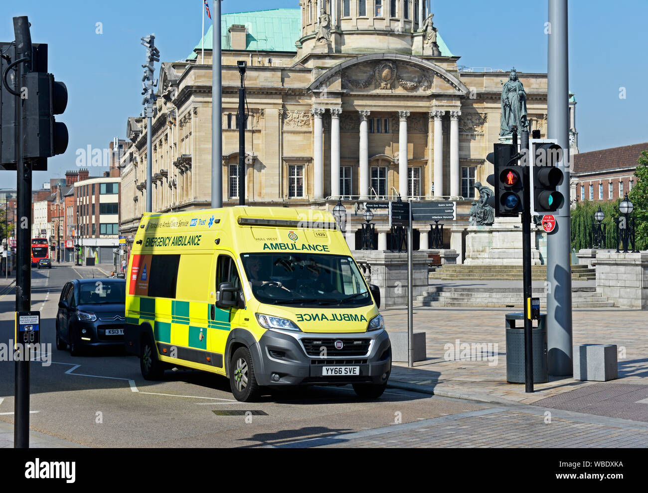 Ambulance passent devant l'Hôtel de Ville et la reine Victoria Square, Hull, East Yorkshire, England UK Banque D'Images