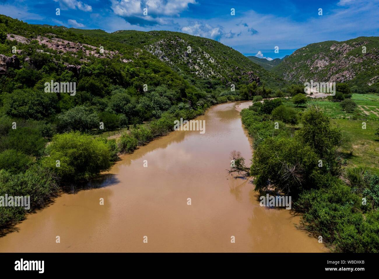 Vue aérienne de la rivière qui traverse la ville de Moctezuma, qui fait partie de la Sierra Itinéraire dans Sonora au Mexique. (© Photo : LuisGutierrez NortePhoto.com) / Vista Aérea de Rio en su paso por el pueblo Moctezuma, qué forma parte de la Ruta de la Sierra en Sonora au Mexique. (© Photo : / LuisGutierrez NortePhoto.com) Moctezuma, Sonora, Mexique, voyages, voyages, Banque D'Images