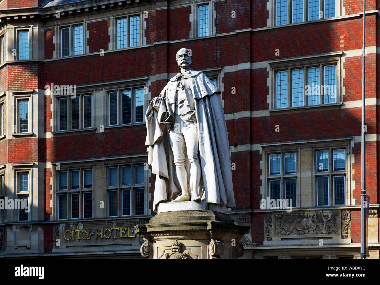 Statue de Charles Henry Wilson, ancien député, bienfaiteur et ligne de navigation propriétaire, Alfred Gelder Street, Hull, East Yorkshire, Angleterre, Royaume-Uni. Banque D'Images