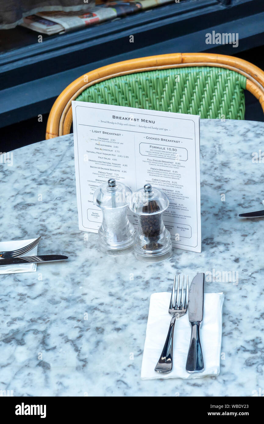 Table avec couteau et fourchette sel poivre menu petit-déjeuner Banque D'Images