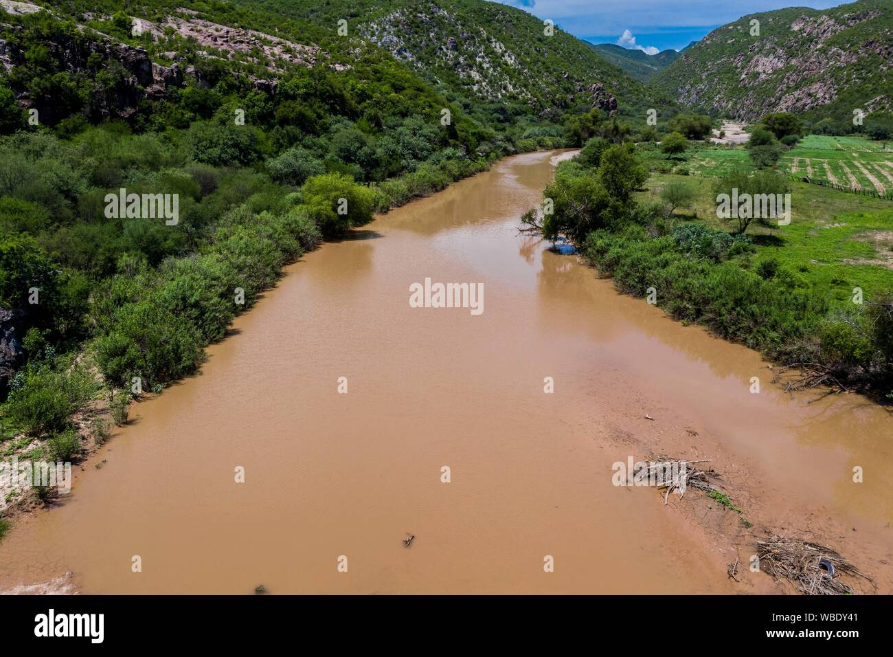 Vue aérienne de la rivière qui traverse la ville de Moctezuma, qui fait partie de la Sierra Itinéraire dans Sonora au Mexique. (© Photo : LuisGutierrez NortePhoto.com) / Vista Aérea de Rio en su paso por el pueblo Moctezuma, qué forma parte de la Ruta de la Sierra en Sonora au Mexique. (© Photo : / LuisGutierrez NortePhoto.com) Moctezuma, Sonora, Mexique, voyages, voyages, Banque D'Images