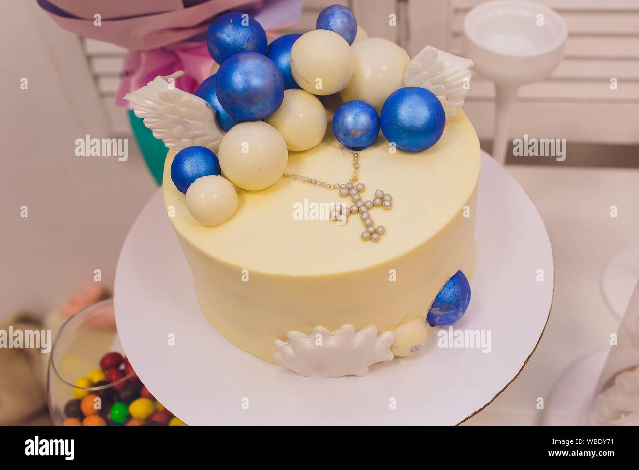 Gateau Pour La Premiere Communion Avec Croix Sur Fond Blanc Photo Stock Alamy Gateau Pour La Premiere Communion Avec Croix Sur Fond Blanc Photo Stock Alamy