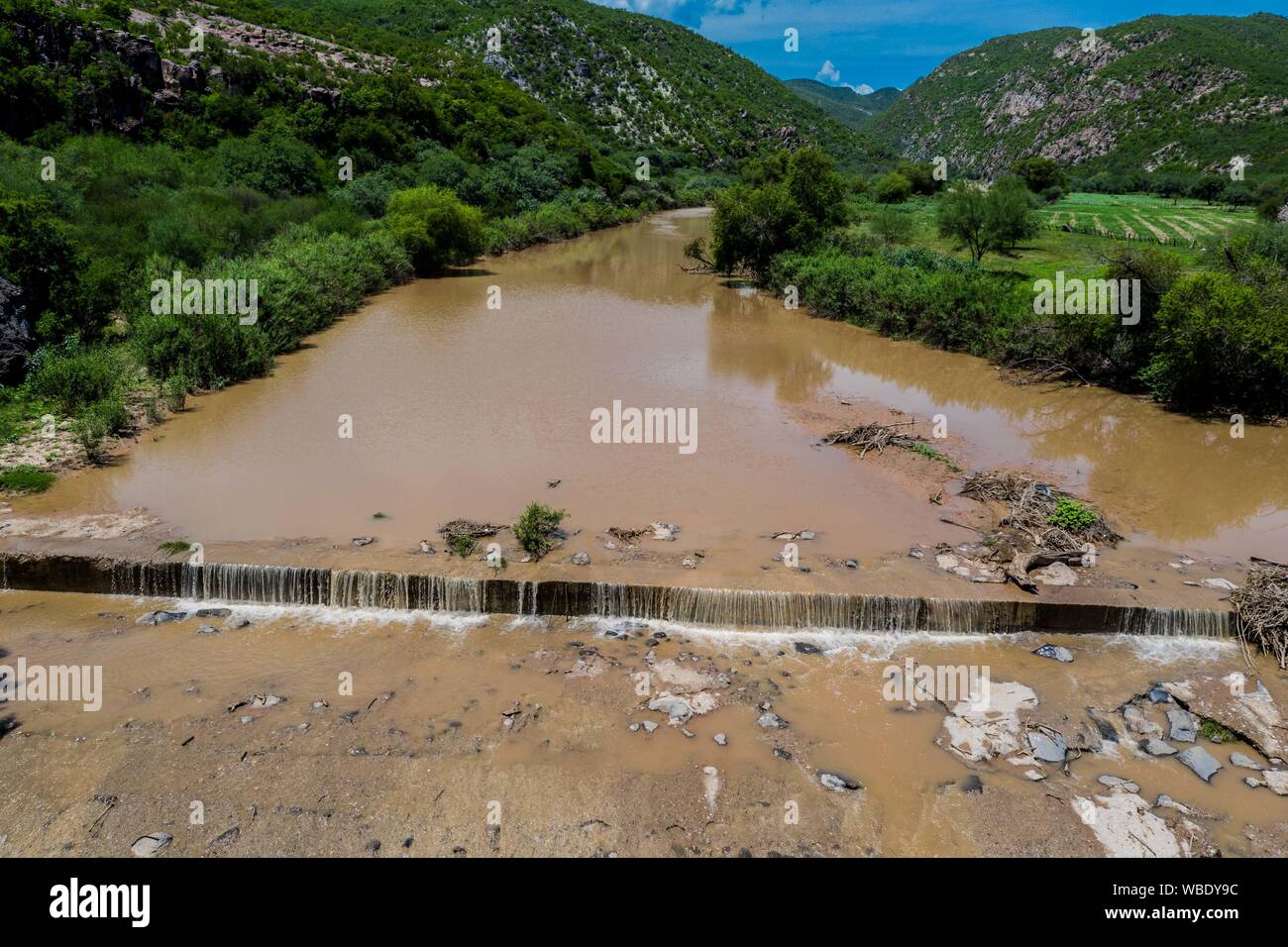 Vue aérienne de la rivière qui traverse la ville de Moctezuma, qui fait partie de la Sierra Itinéraire dans Sonora au Mexique. (© Photo : LuisGutierrez NortePhoto.com) / Vista Aérea de Rio en su paso por el pueblo Moctezuma, qué forma parte de la Ruta de la Sierra en Sonora au Mexique. (© Photo : / LuisGutierrez NortePhoto.com) Moctezuma, Sonora, Mexique, voyages, voyages, Banque D'Images
