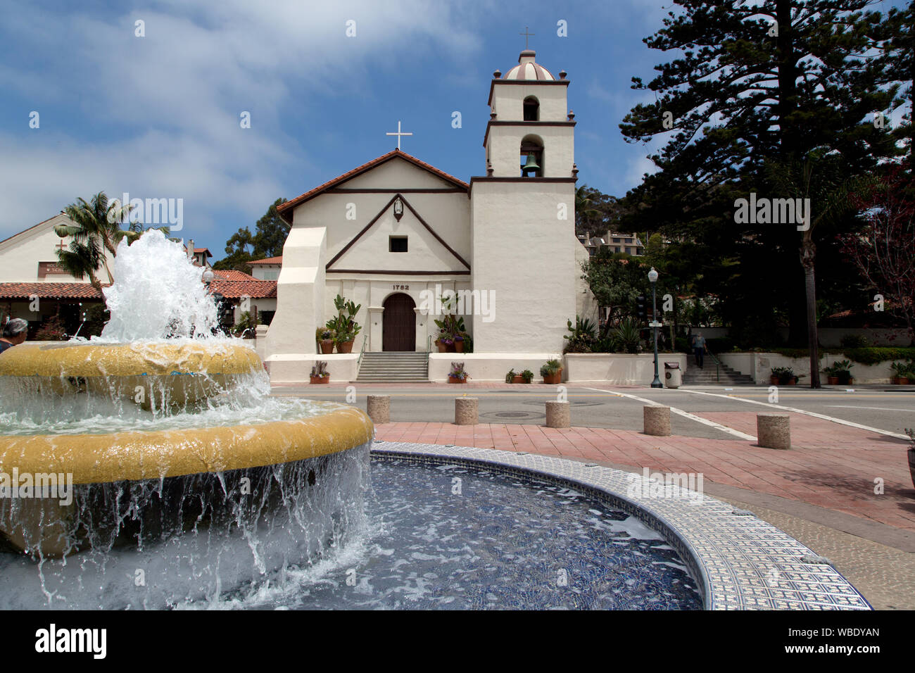 Fontaine et vue avant de Mission San Buenaventura, Ventura, Californie Banque D'Images