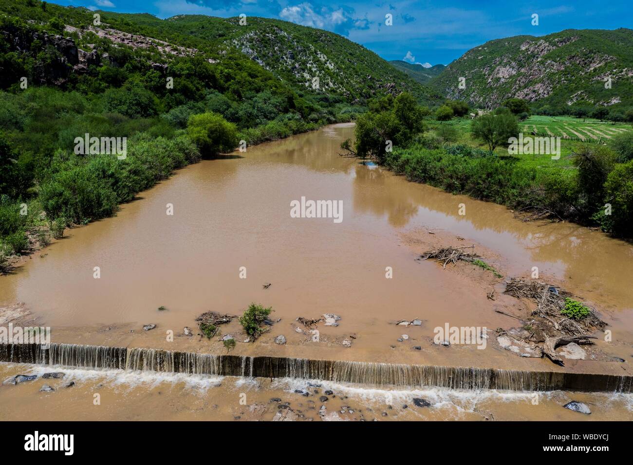 Vue aérienne de la rivière qui traverse la ville de Moctezuma, qui fait partie de la Sierra Itinéraire dans Sonora au Mexique. (© Photo : LuisGutierrez NortePhoto.com) / Vista Aérea de Rio en su paso por el pueblo Moctezuma, qué forma parte de la Ruta de la Sierra en Sonora au Mexique. (© Photo : / LuisGutierrez NortePhoto.com) Moctezuma, Sonora, Mexique, voyages, voyages, Banque D'Images