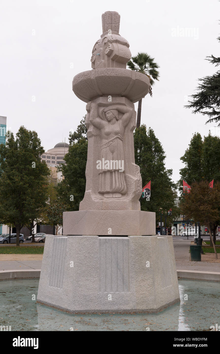 Fontaine située sur César Chávez Plaza dans le centre-ville de Sacramento, la capitale de la Californie, sur le site de l'ancienne city plaza Banque D'Images