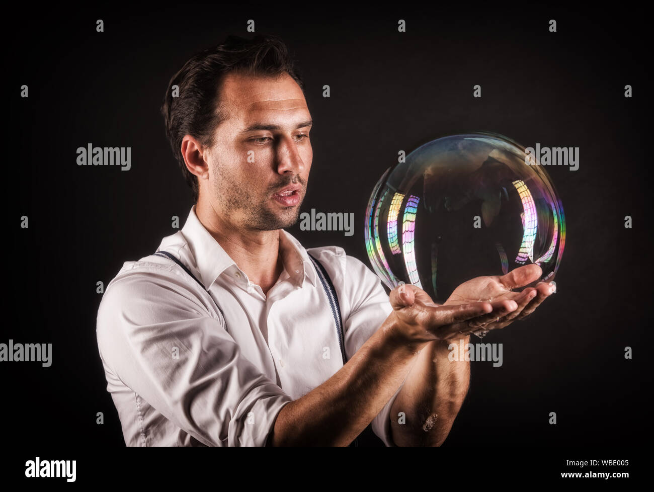 Artiste tenir grande bulle de savon dans ses mains. Bubble show studio concept. Banque D'Images