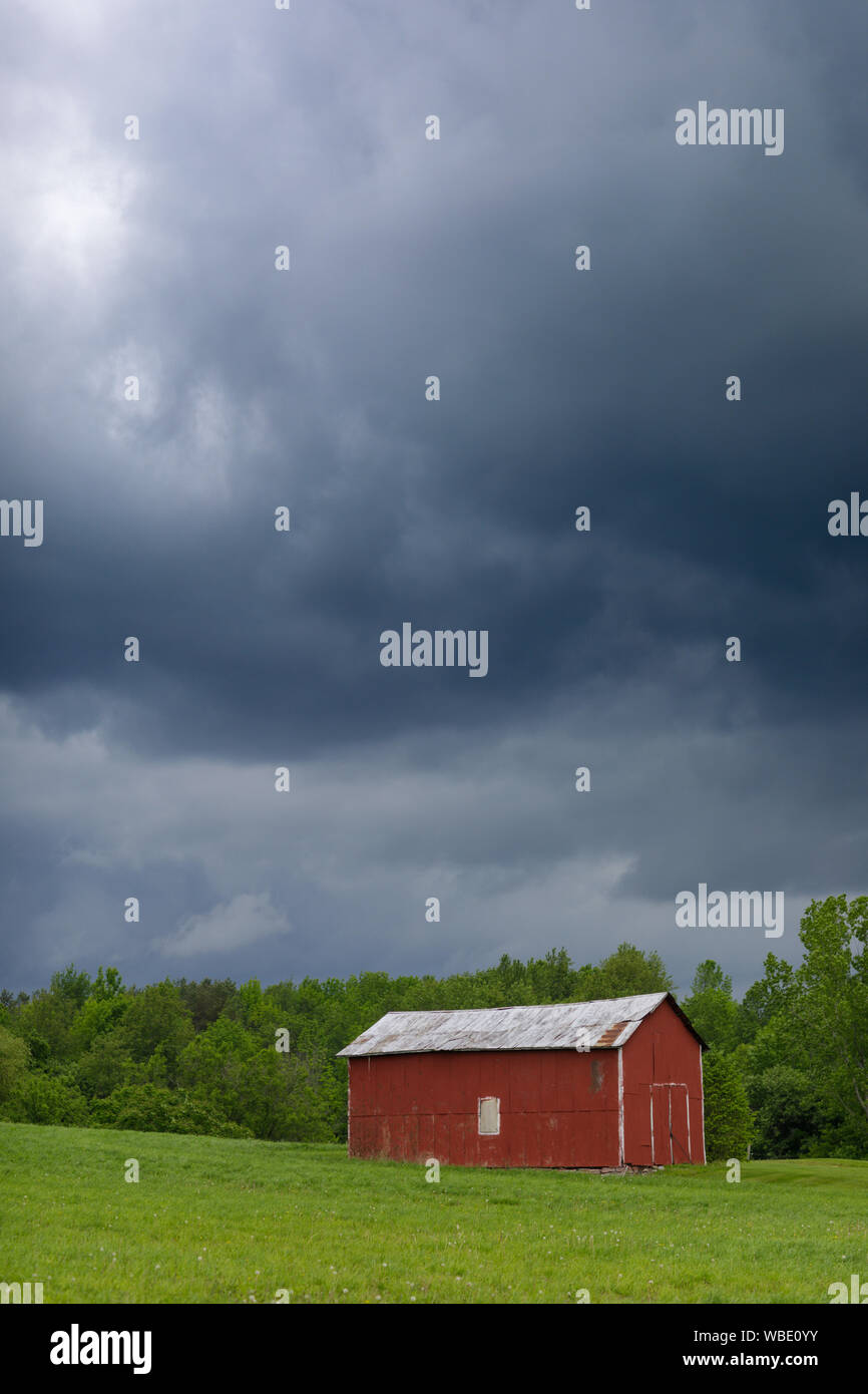 Grange rouge et des nuages d'orage, la vallée de la Mohawk, New York State, USA Banque D'Images