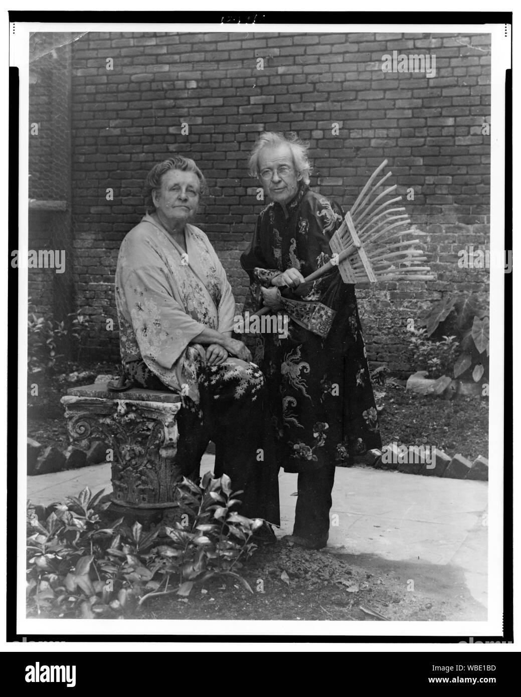 Frances B. Johnston dans Garden de New Orleans avec Pops Whitesell, qui est maintenant un râteau Abstract/moyenne : 1 tirage photographique : la gélatine d'argent. Banque D'Images