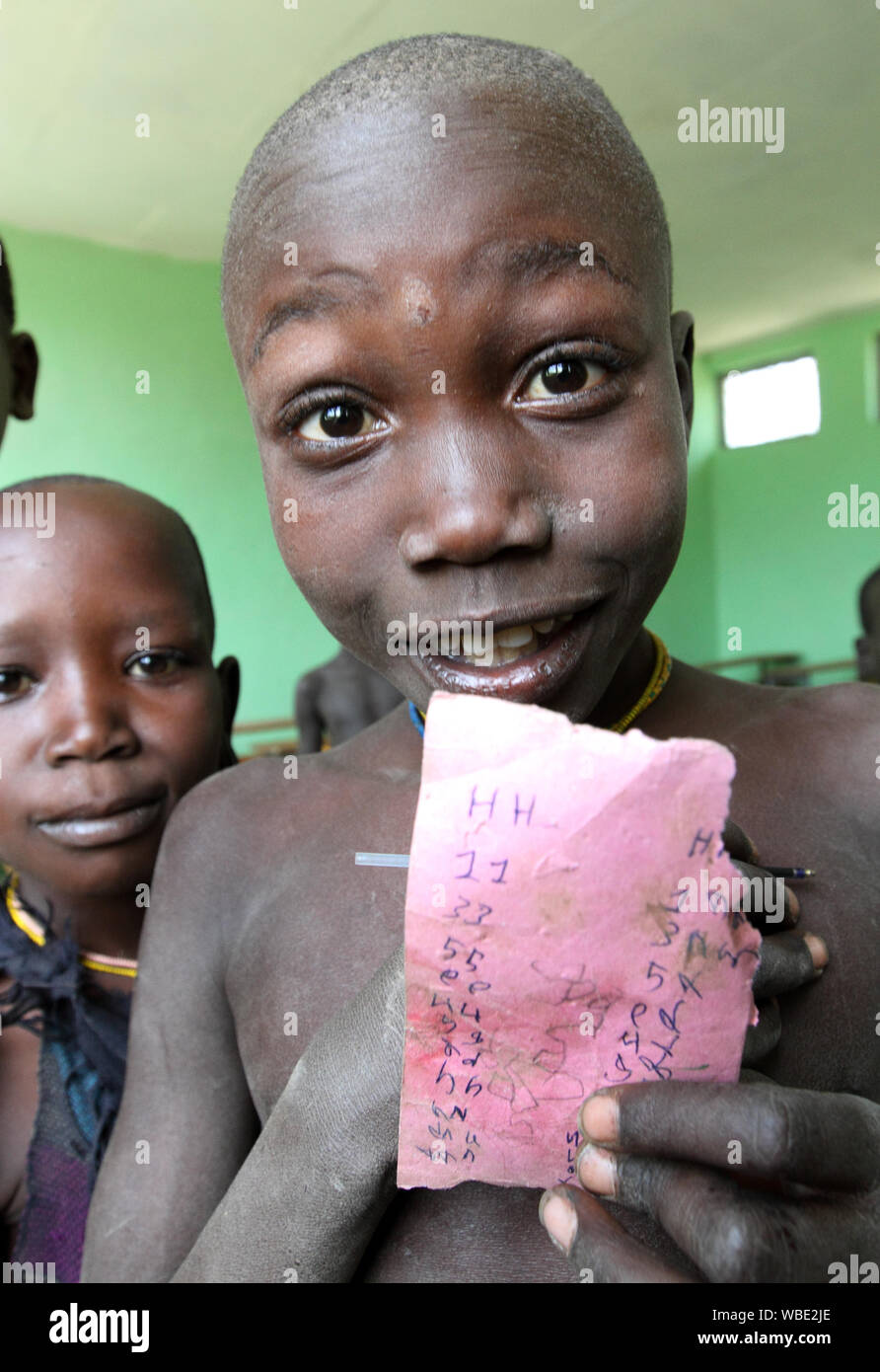 Les élèves de la tribu Suri dans une école primaire de l'Omo, Ethiopie. Banque D'Images