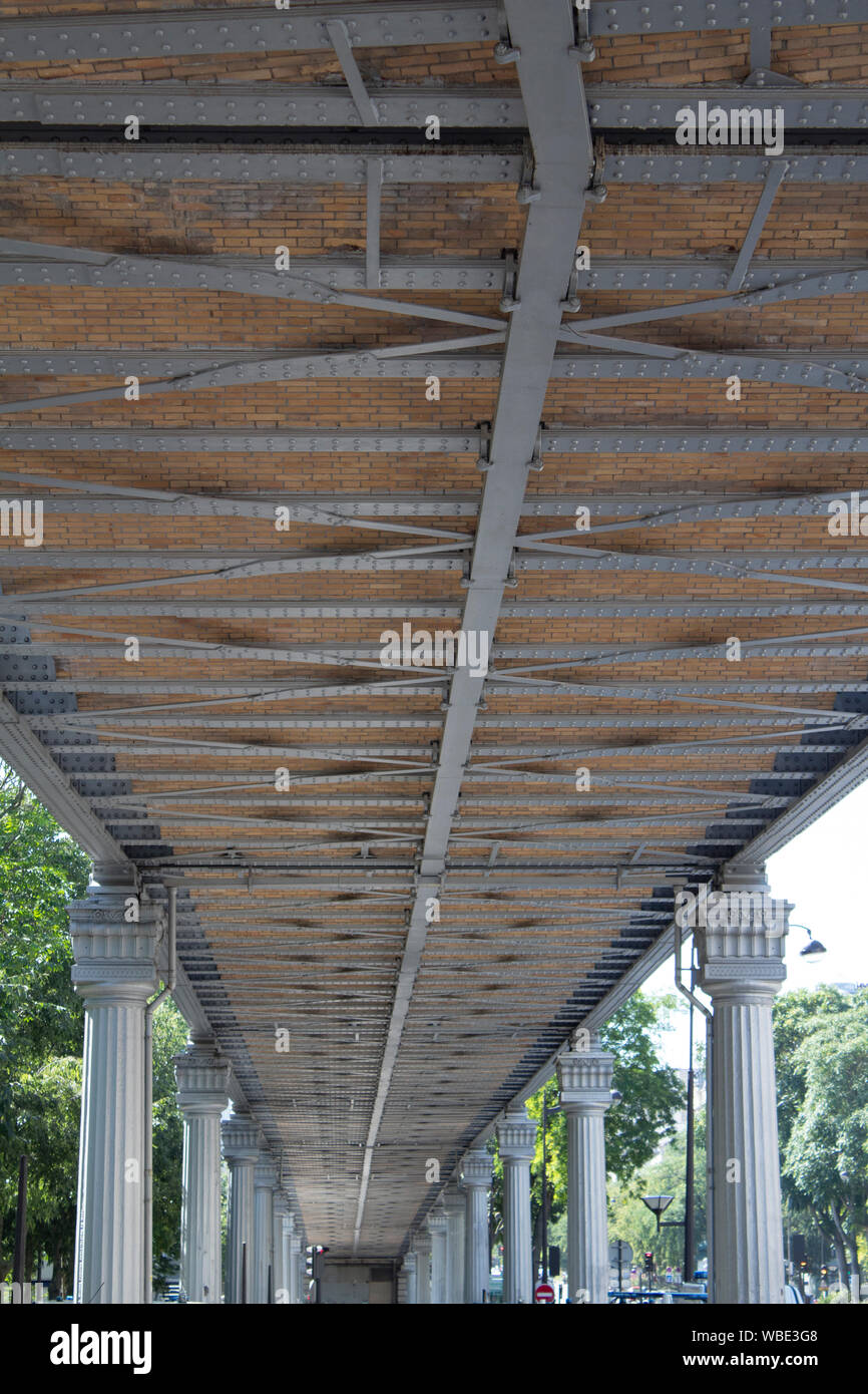 Le Viaduc du Boulevard Vincent Auriol (IV) pour porter le fer sur le Boulevard Vincent Auriol, Paris France Banque D'Images