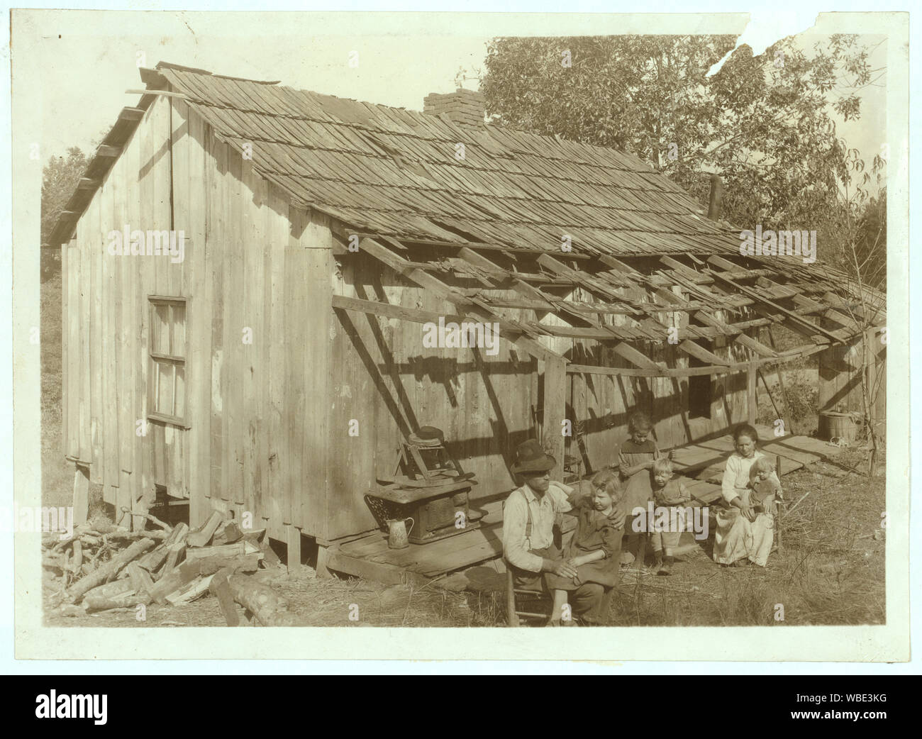 Frank Burditt et famille. Ils louer cette cabane délabrée et essaient de gagner leur vie au large de la terre maigre à proximité. Le 11 octobre 1921. Résumé : des photographies sur les dossiers de la Commission nationale sur le travail des enfants (États-Unis) Banque D'Images