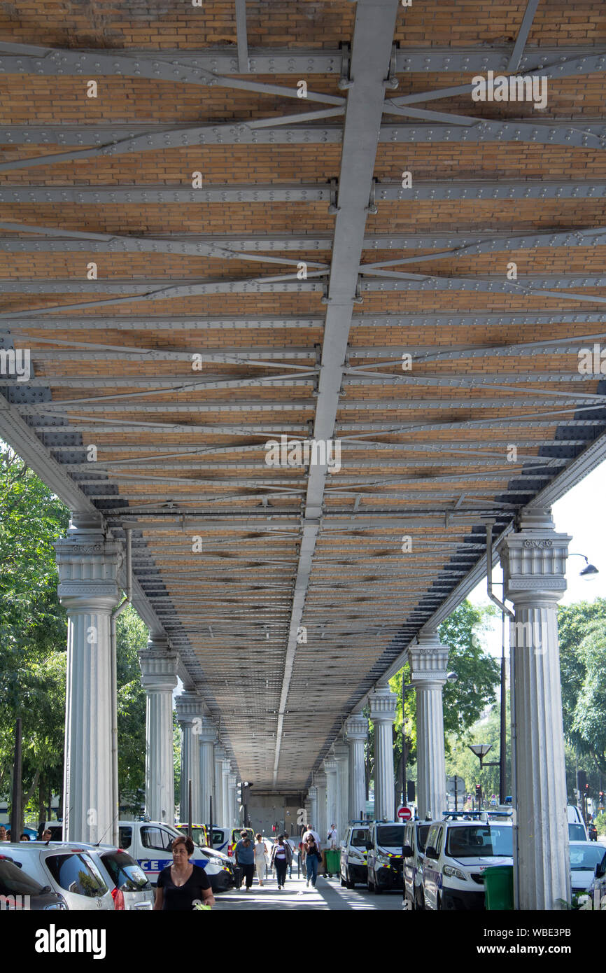 Le Viaduc du Boulevard Vincent Auriol (IV) pour porter le fer sur le Boulevard Vincent Auriol, Paris France Banque D'Images