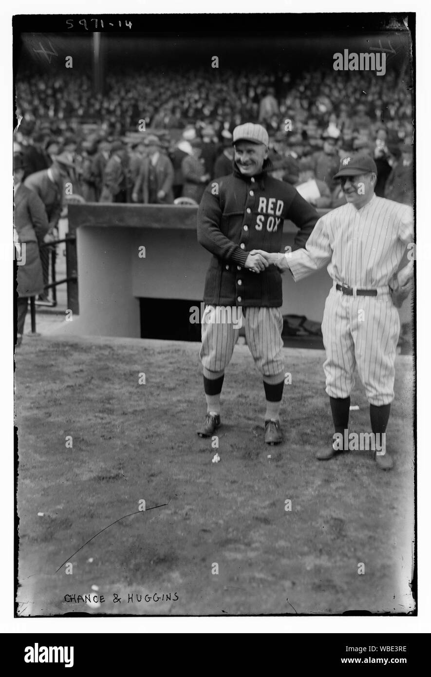 Frank Chance & Miller Huggins, gestionnaires des Boston Red Sox et les Yankees de New York se serrer la main avant le début du match d'ouverture 1923 au Yankee Stadium, NEW YORK, 4/18/23 Abstract/moyenne : 1 négatif : vitrage ; 5 x 7 in. ou moins. Banque D'Images